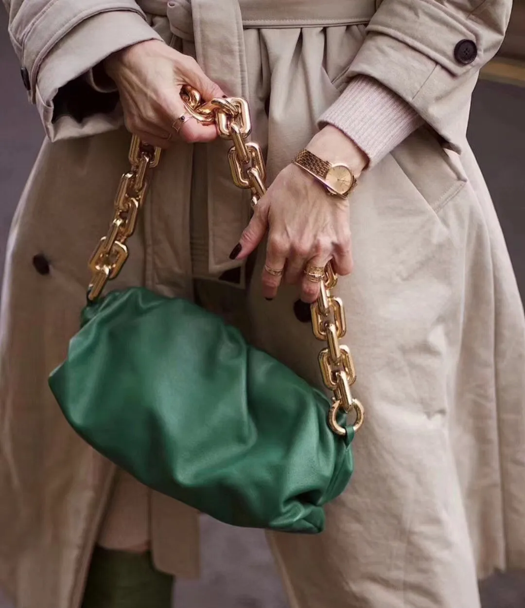 THE CHAIN ​​POUCH This season's wild green brings a retro aristocratic style